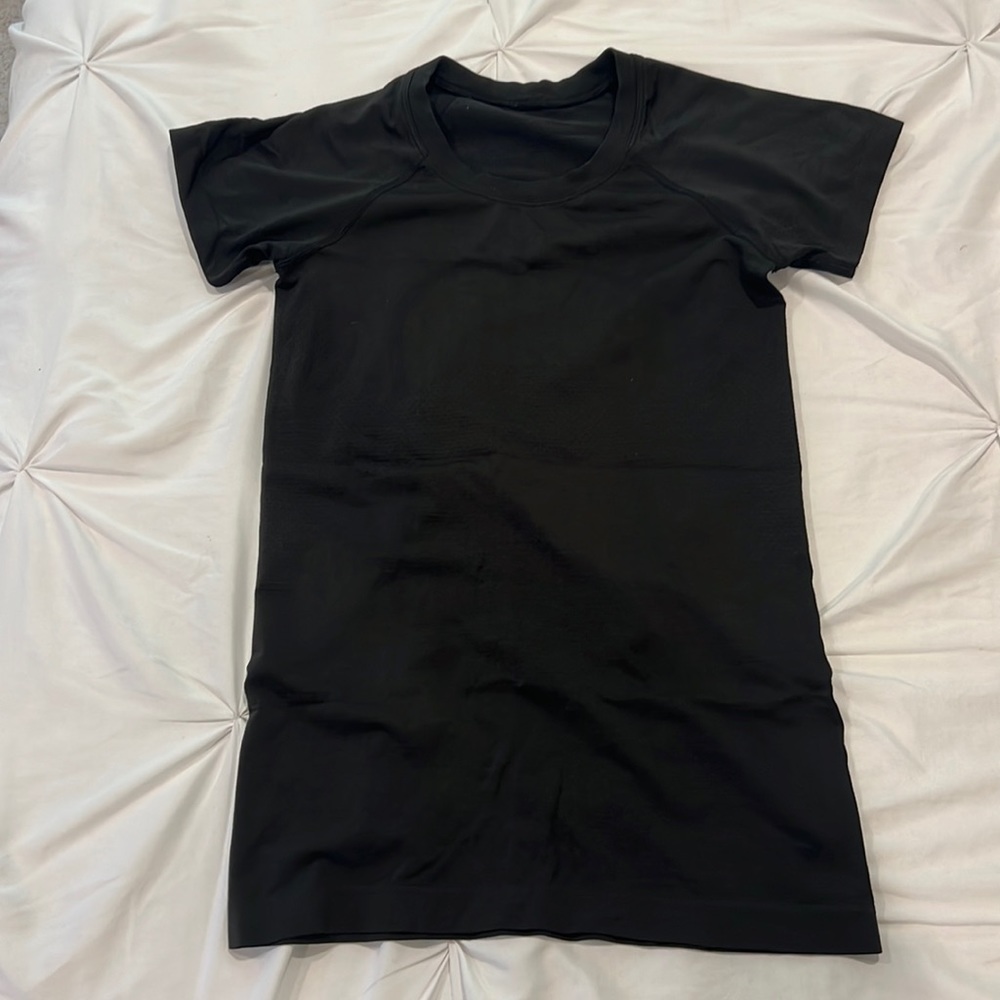Black lululemon tshirt